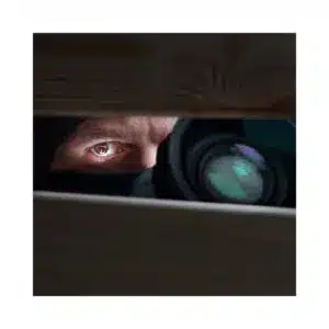 man in het donker met verrekijker, close up